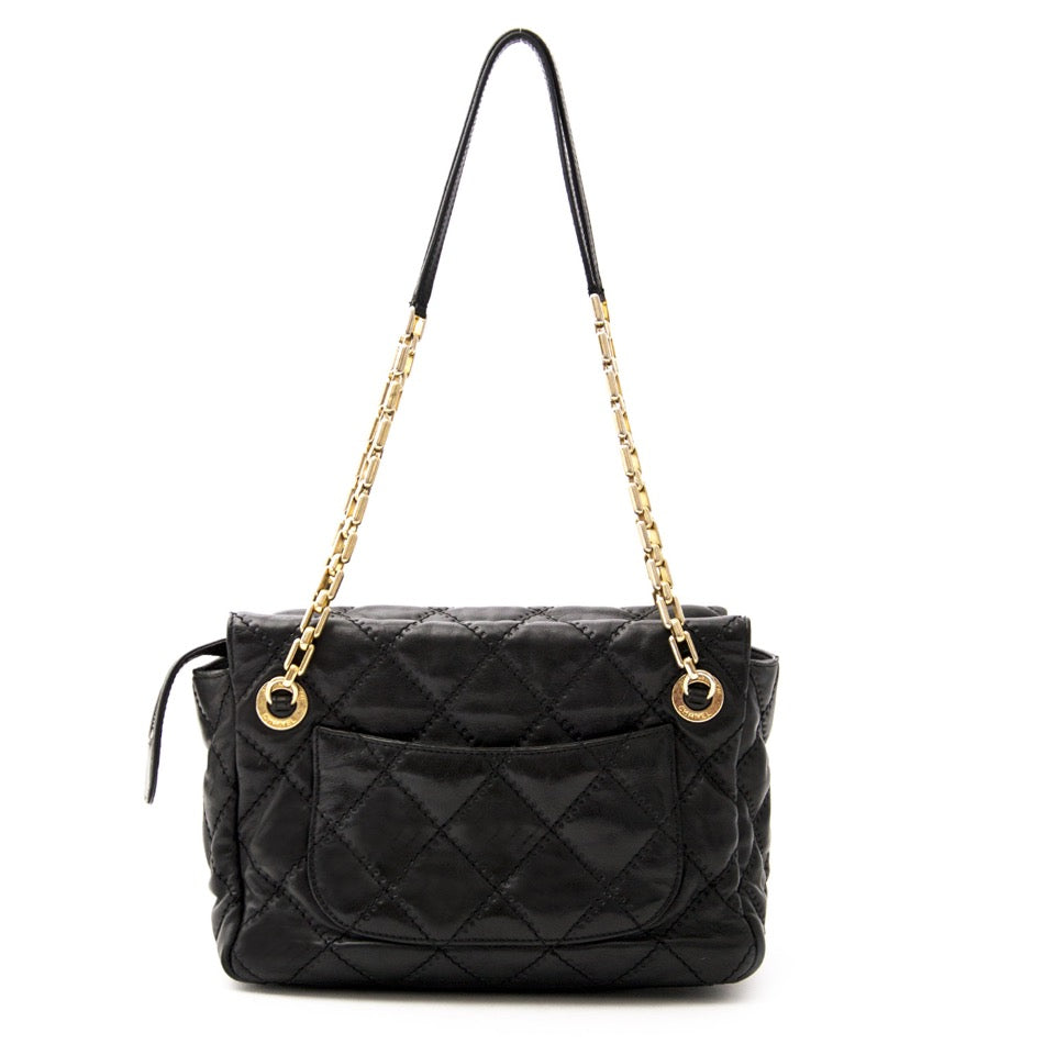 Op zoek naar een designer handtas? Wij verkopen uw Chanel Black Surpique Chain Bag aan de beste prijs.