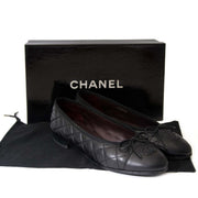 Achetez un authentique Chanel ballerinas en noir pour le bon prix chez LabelLOV.