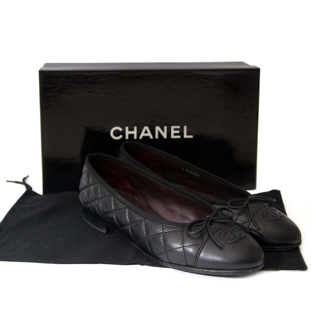 Achetez un authentique Chanel ballerinas en noir pour le bon prix chez LabelLOV.