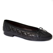 Buy authentic secondhand Chanel flats at the right price at LabelLOV vintage webshop. Safe and secure online shopping.