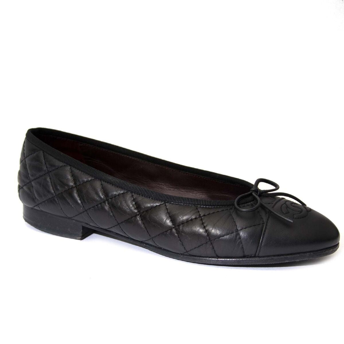 Buy authentic secondhand Chanel flats at the right price at LabelLOV vintage webshop. Safe and secure online shopping.