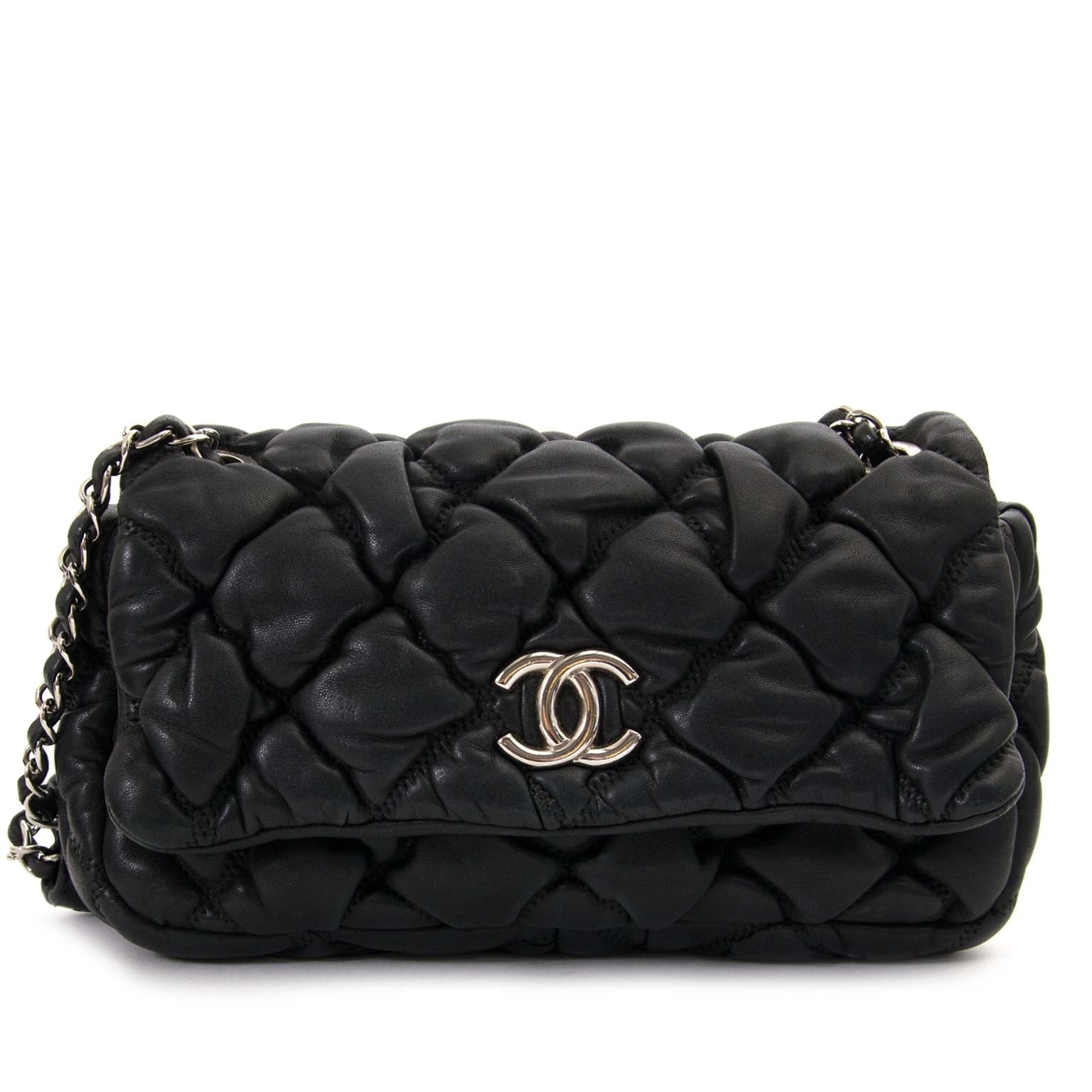 achetez Chanel Black Lambskin Bubble Quilt Flap Bag chez labellov pour le meilleur prix