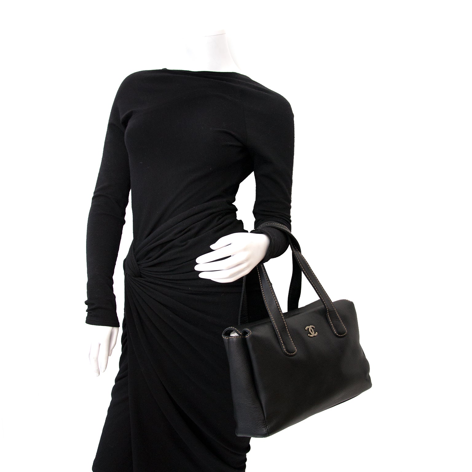 On the lookout for a Chanel Black Leather Handbag? Now online at labellov.com at the best price.