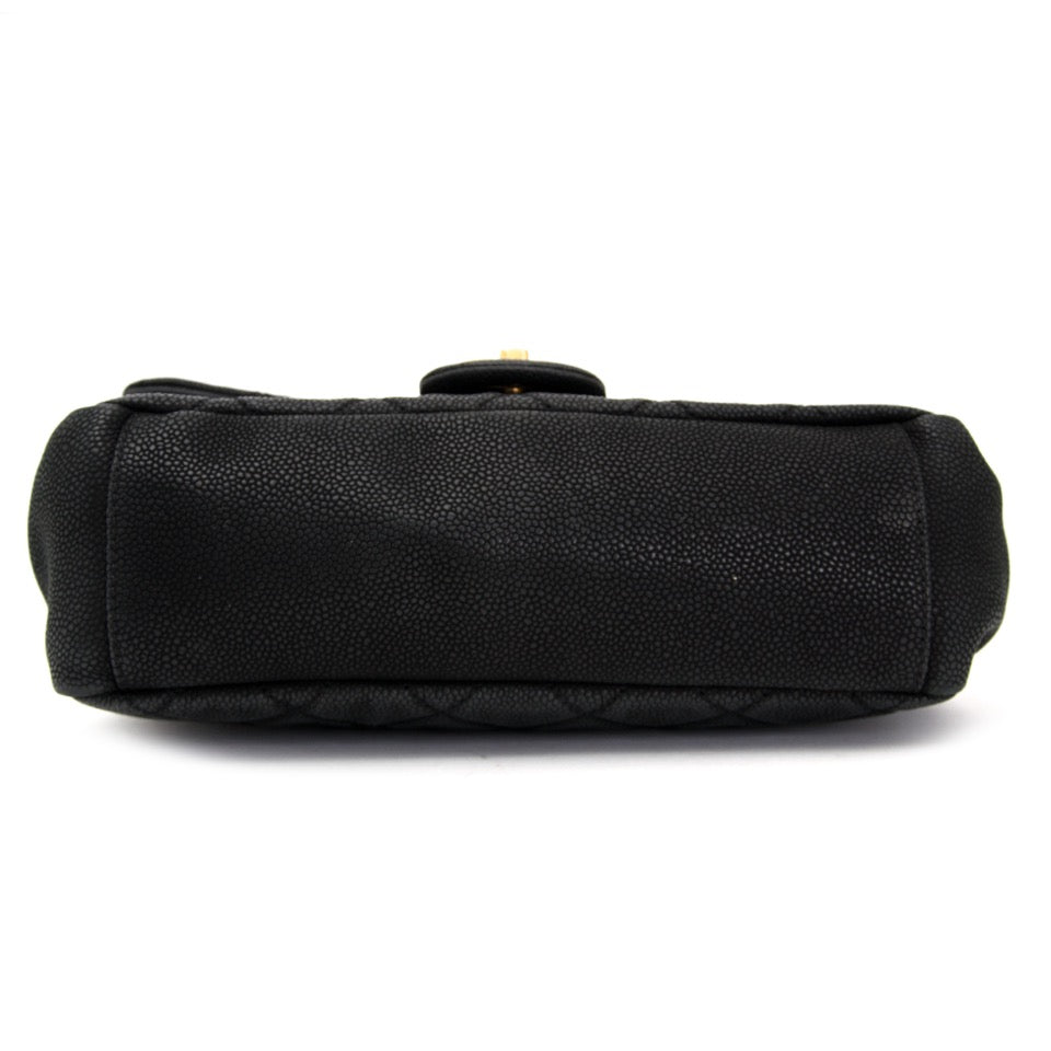 Chanel zwarte handtas met gouden details 2012 2013. Cross-body top handle. tweedehands designer handtassen Labellov.