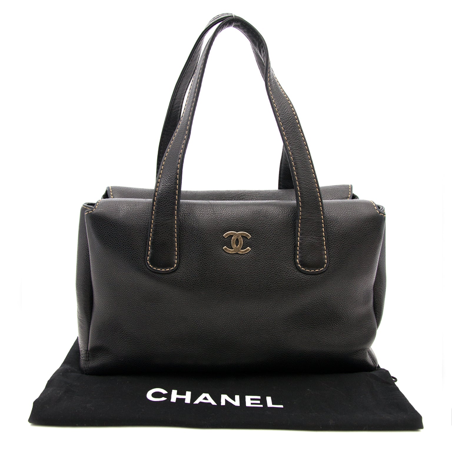 Zwarte Lederen Chanel Handtas nu online op labellov.com tegen de beste prijs.