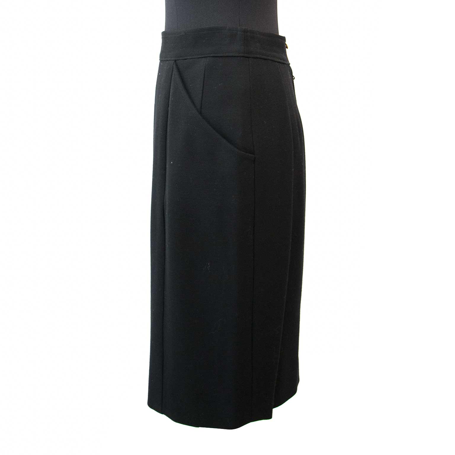 Bent u opzoek naar een Chanel Black Woolen Skirt - Size: 38?