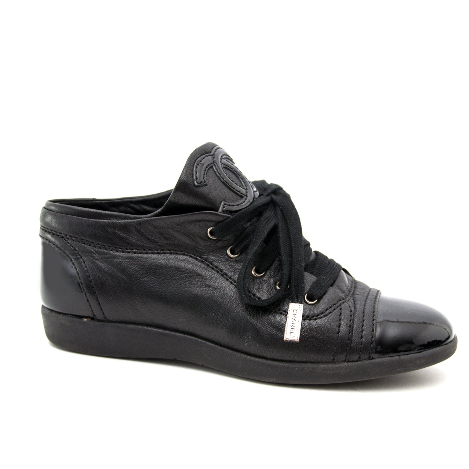 Authentieke Chanel sneakers nu veilig verkrijgbaar in de Labellov showroom in Antwerpen, België aan de beste prijs in 2017.