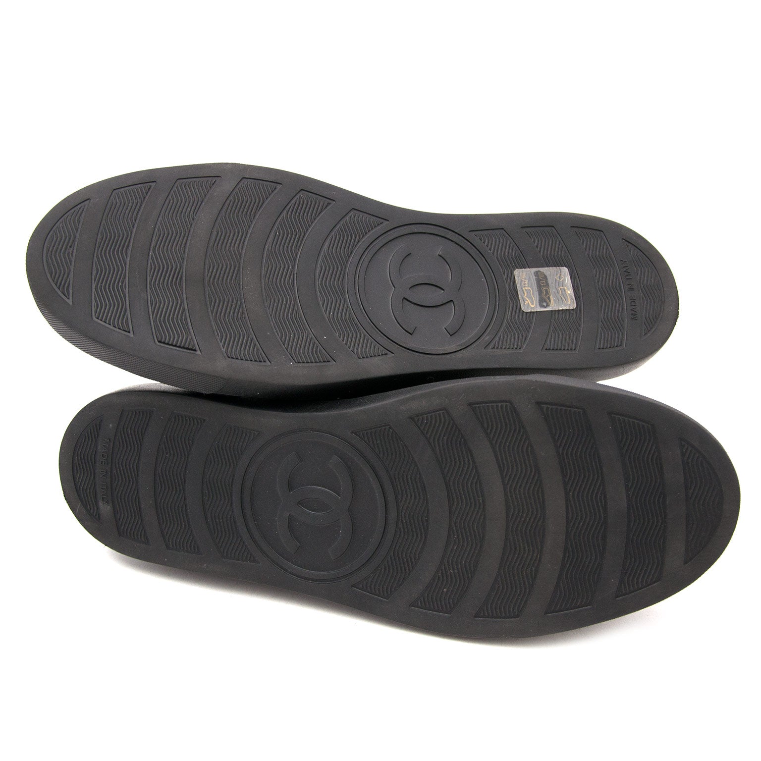 Koop uw Chanel Black Suede Mesh High-Top Lace-Up Sneakers veilig bij Labellov.