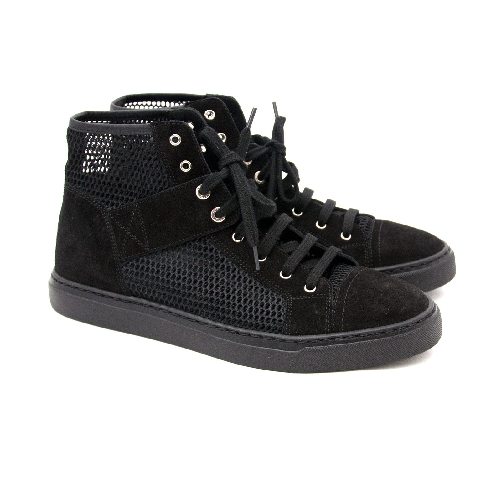 Teveel schoenen? Verkoop uw designer items snel bij Labellov in Antwerpen en online.