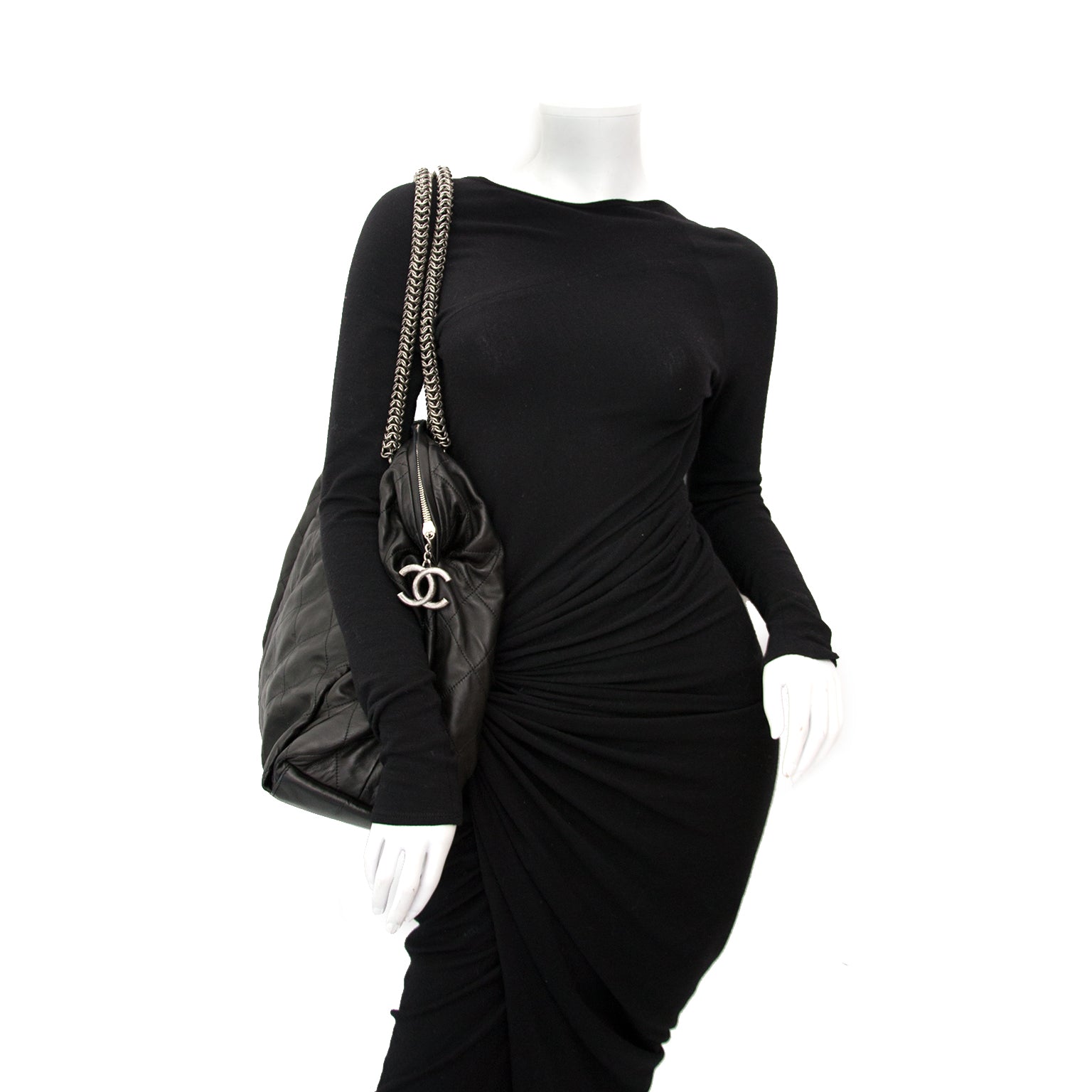 Nu te koop in Antwerpen België bij Labellov, deze prachtige Chanel Black Limited Edition Metallic Chain Shopping Tote at a fair price, a Chanel bag for sale in very good condition and with worldwide shipping.
