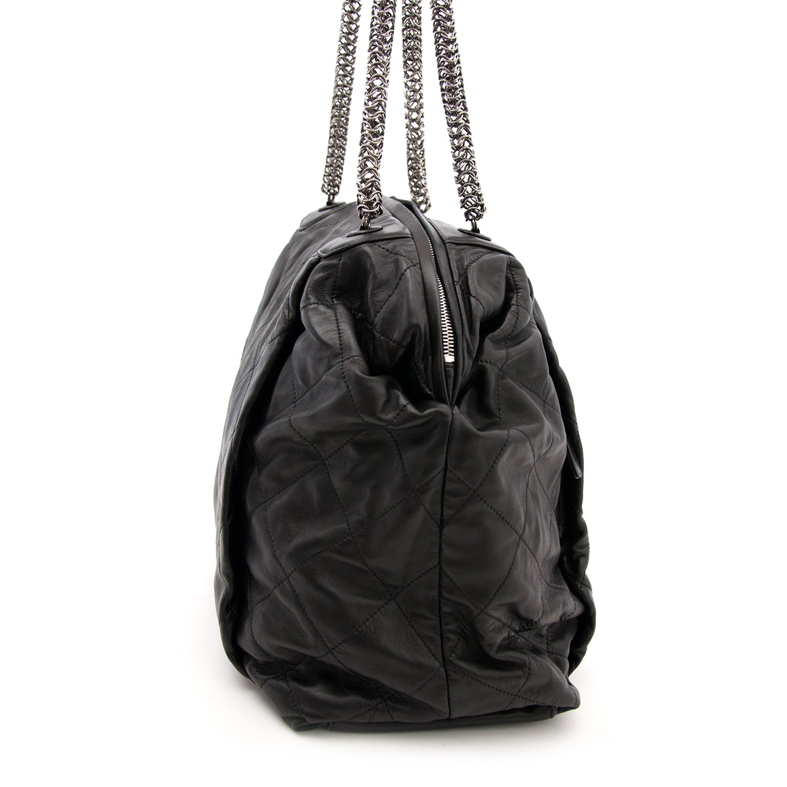 Achetez maintenant le Chanel Noir Limited Edition Metallic Shopping Sac, des prix raisonable pour seconde main et vintage designer pièces chez Labellov.