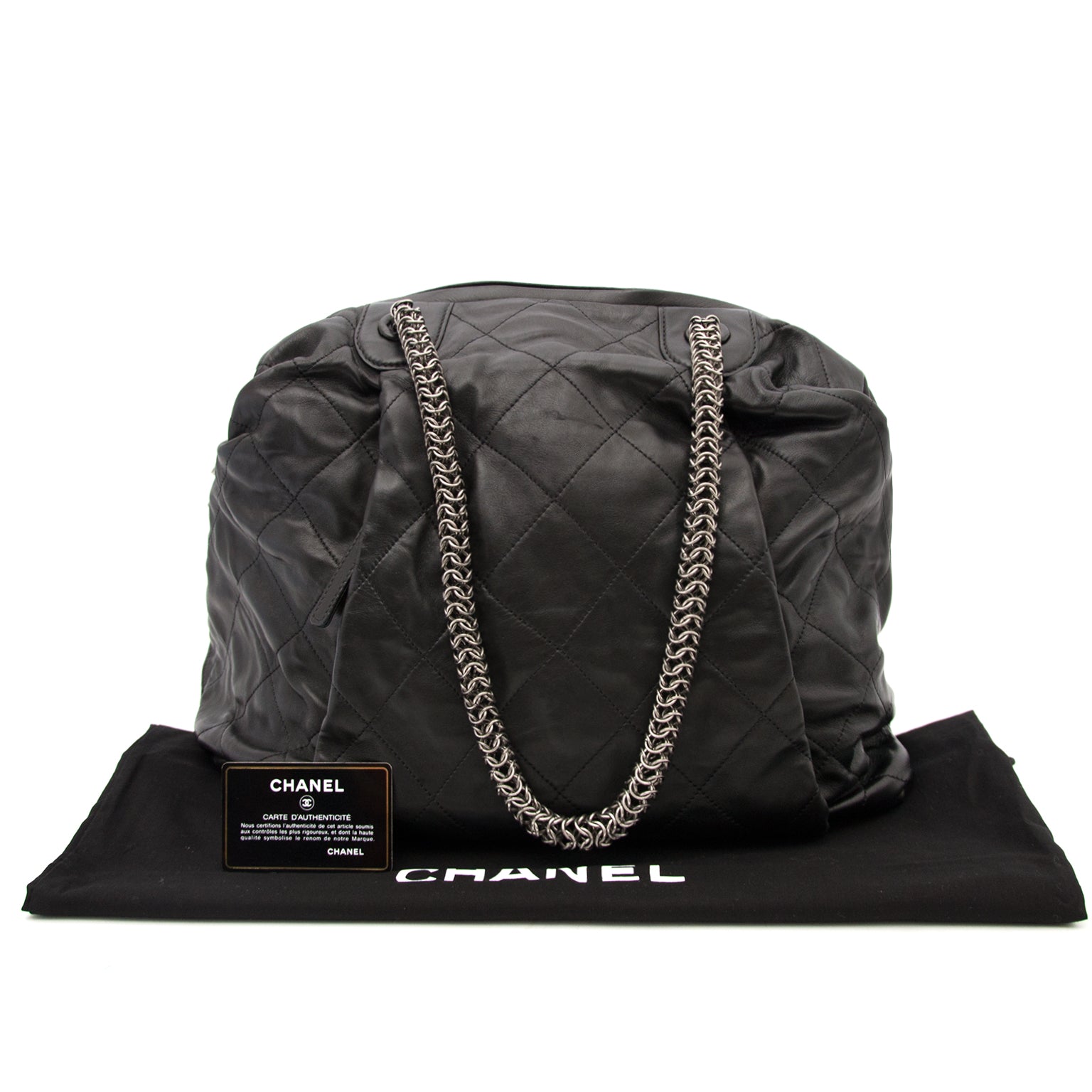 Koop nu deze prachtige Chanel Black Limited Edition Metallic Chain Shopping Tote online of in de showroom bij Labellov, vintagewalhala voor elke modeliefhebster, designer items met wereldwijde verzending.