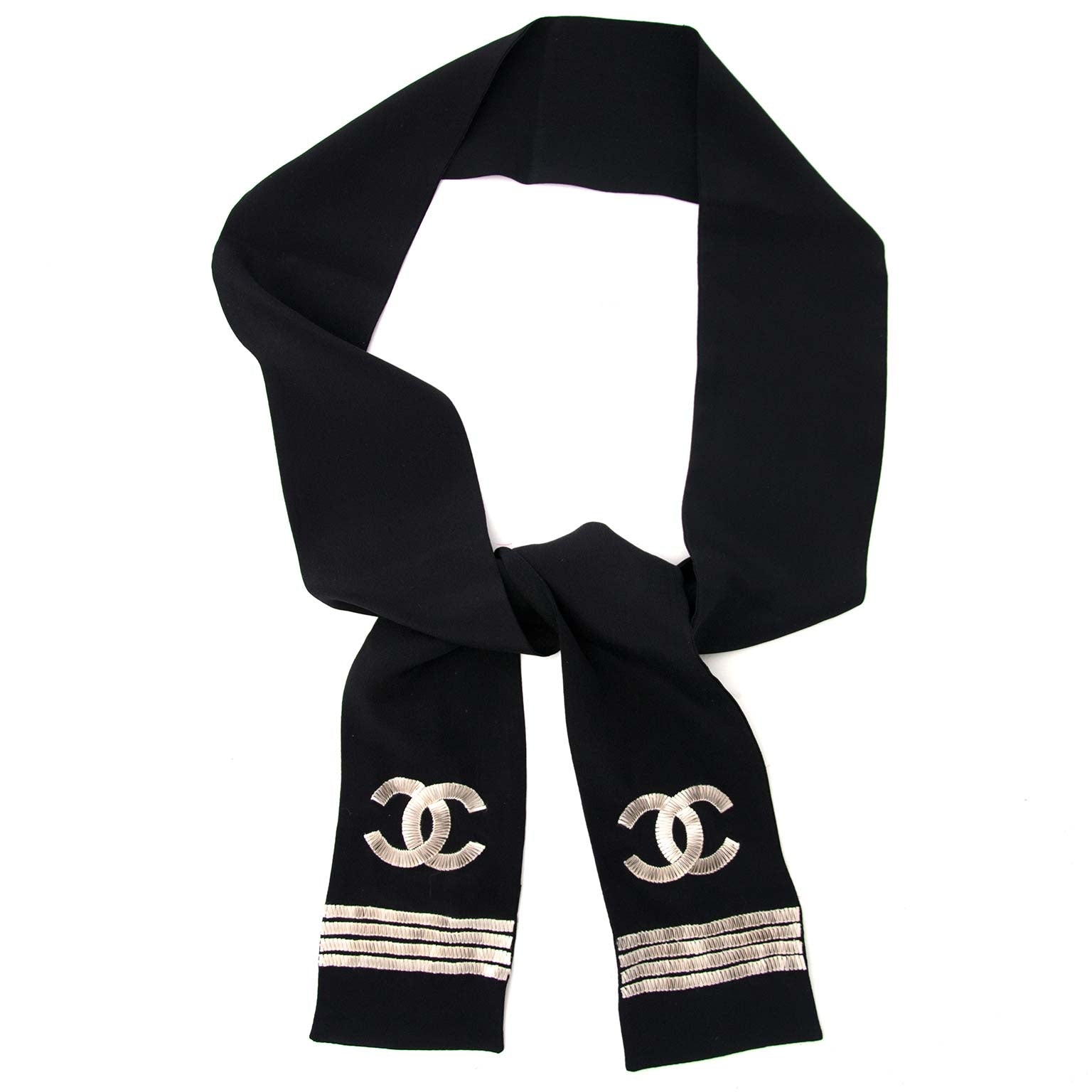 Chanel Black Silk Twilly Scarf Buy authentic designer Chanel secondhand scarves at Labellov at the best price. Safe and secure shopping. Koop tweedehands authentieke Chanel sjaals bij designer webwinkel labellov.