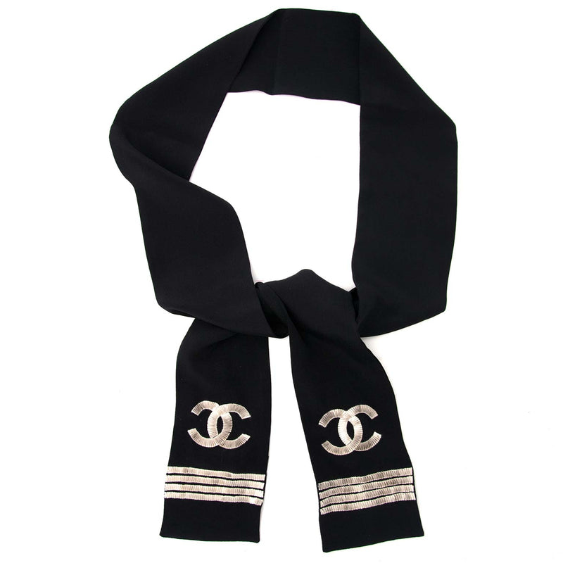 Chanel Black Silk Twilly Scarf Buy authentic designer Chanel secondhand scarves at Labellov at the best price. Safe and secure shopping. Koop tweedehands authentieke Chanel sjaals bij designer webwinkel labellov.