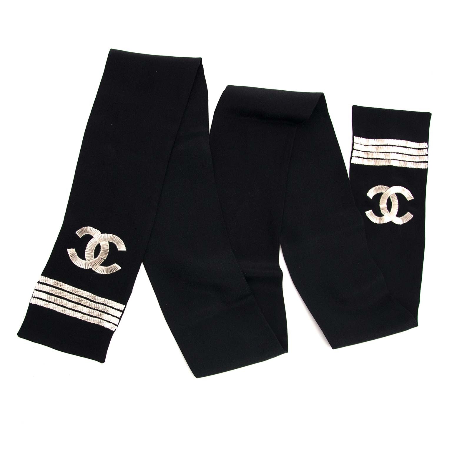 Chanel Black Silk Twilly Scarf Buy authentic designer Chanel secondhand scarves at Labellov at the best price. Safe and secure shopping. Koop tweedehands authentieke Chanel sjaals bij designer webwinkel labellov.