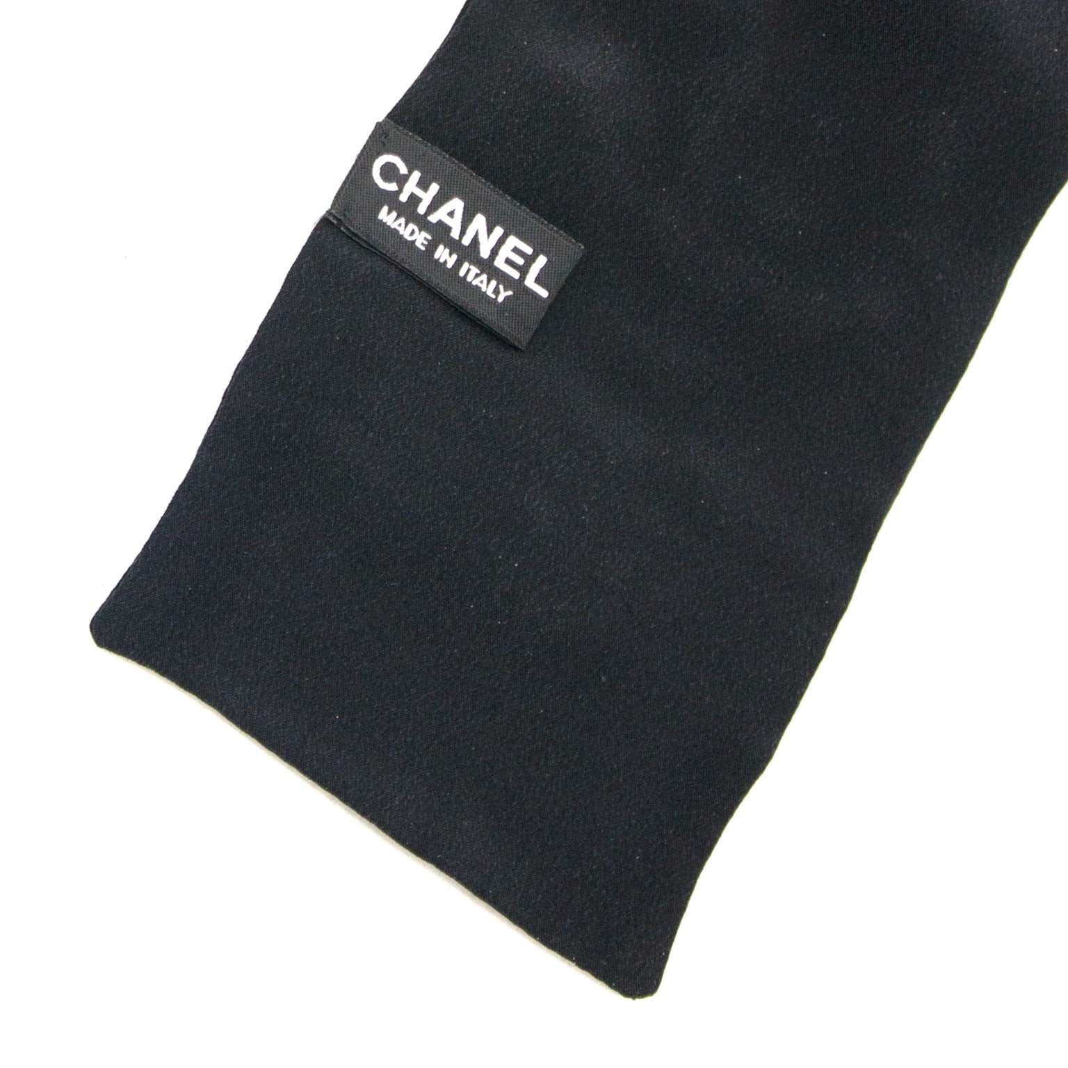 Chanel Black Silk Twilly Scarf Buy authentic designer Chanel secondhand scarves at Labellov at the best price. Safe and secure shopping. Koop tweedehands authentieke Chanel sjaals bij designer webwinkel labellov.