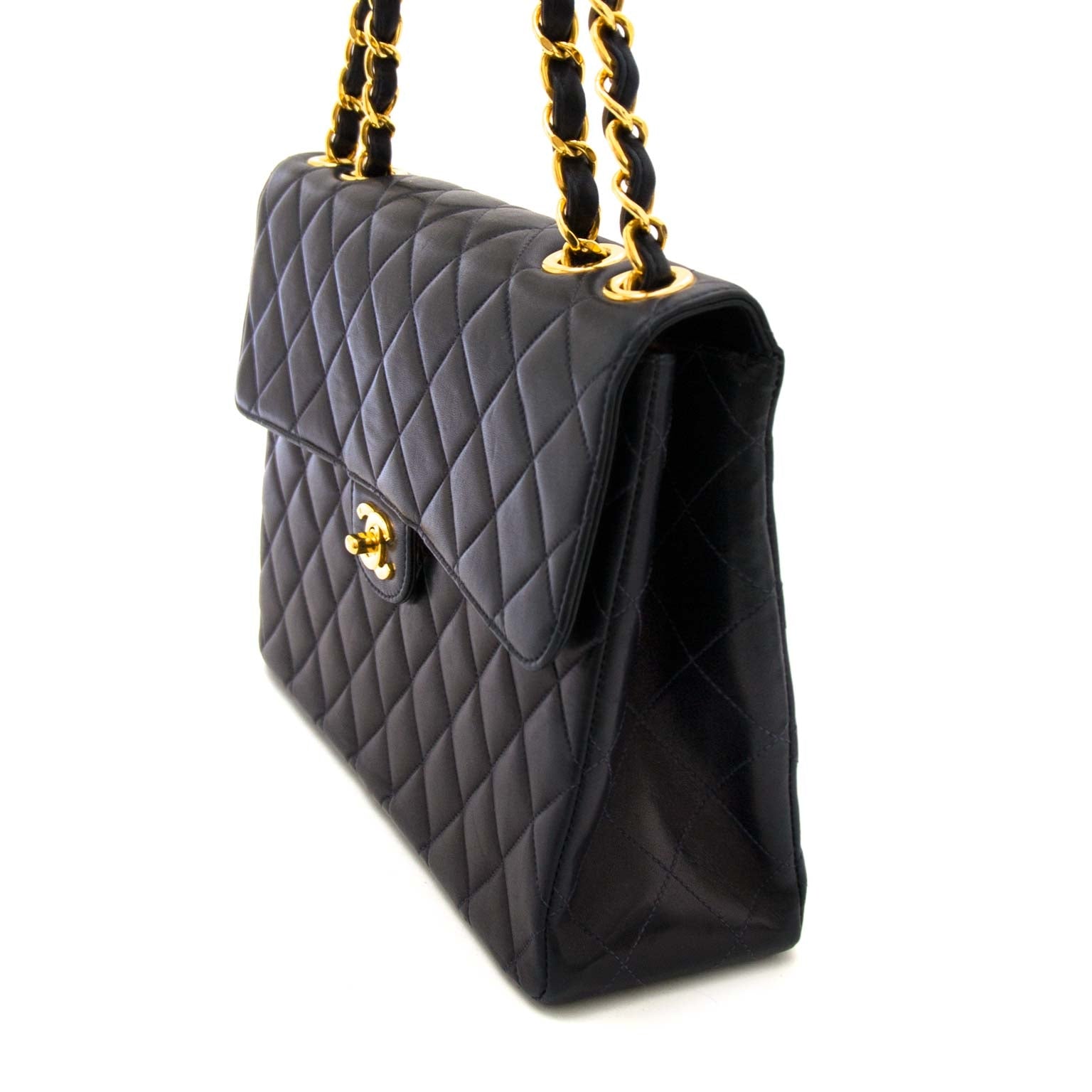 shop safe online seconde main The height of luxury! The icon that never goes out of style! The IT-bag by Chanel! Be quick, because before you know it this beauty is sold out. This Chanel Maxi Classic Flap Bag is crafted out of the softest lambskin leathe