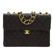 acheter en ligne seconde main The height of luxury! The icon that never goes out of style! The IT-bag by Chanel! Be quick, because before you know it this beauty is sold out. This Chanel Maxi Classic Flap Bag is crafted out of the softest lambskin leathe