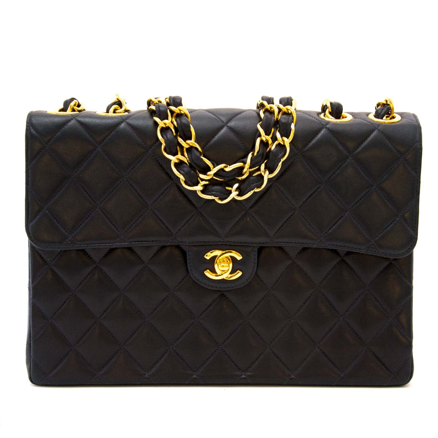 acheter en ligne seconde main The height of luxury! The icon that never goes out of style! The IT-bag by Chanel! Be quick, because before you know it this beauty is sold out. This Chanel Maxi Classic Flap Bag is crafted out of the softest lambskin leathe