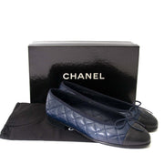 Chanel Navy & Black Cap Toe Quilted Ballerina Flats - Size 38 Buy authentic designer Chanel secondhand shoes at Labellov at the best price. Safe and secure shopping. Koop tweedehands authentieke Chanel schoenen bij designer webwinkel labellov.