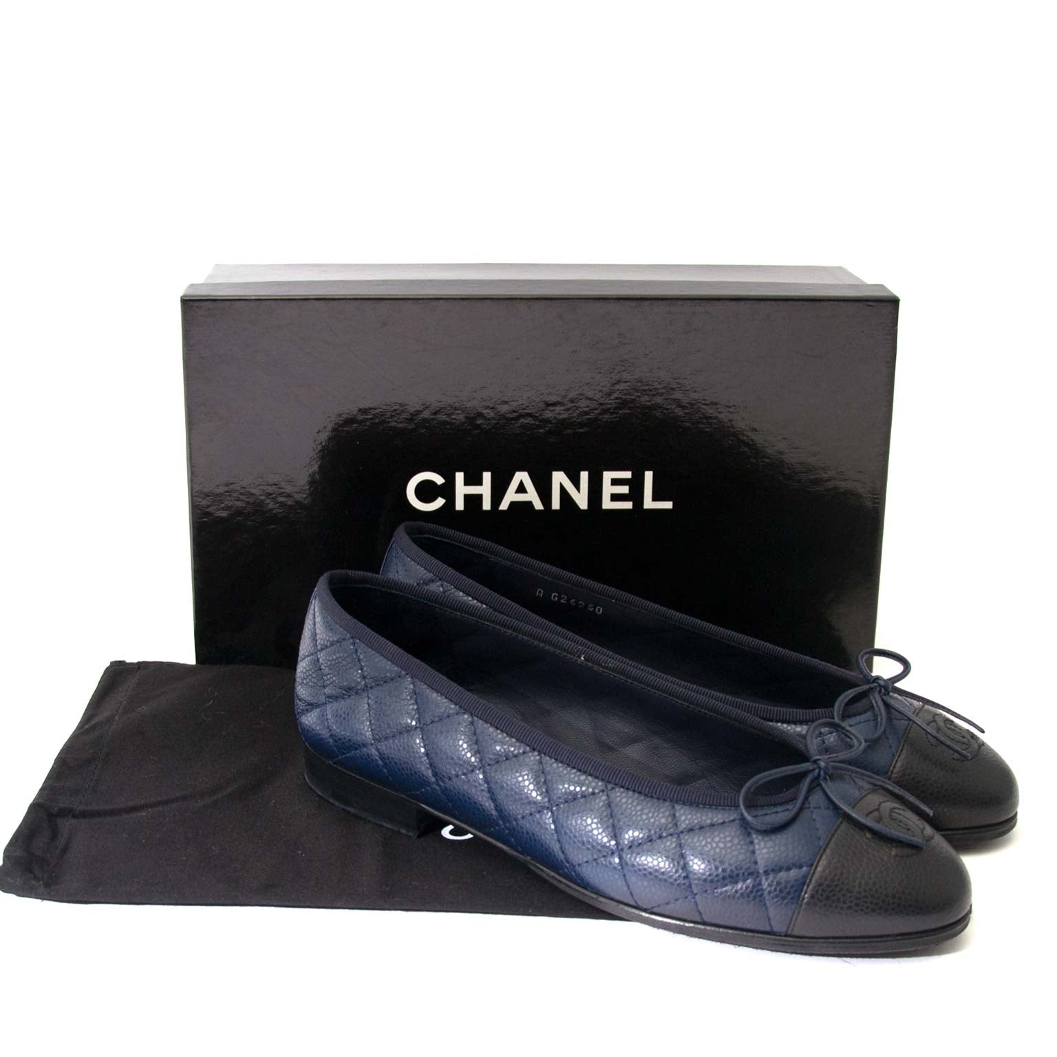 Chanel Navy & Black Cap Toe Quilted Ballerina Flats - Size 38 Buy authentic designer Chanel secondhand shoes at Labellov at the best price. Safe and secure shopping. Koop tweedehands authentieke Chanel schoenen bij designer webwinkel labellov.
