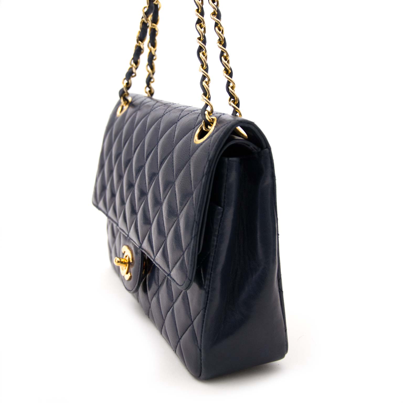 op zoek naar een blauwe vintage chanel flap bag? Nu te koop bij labellov.com tegen de beste prijs