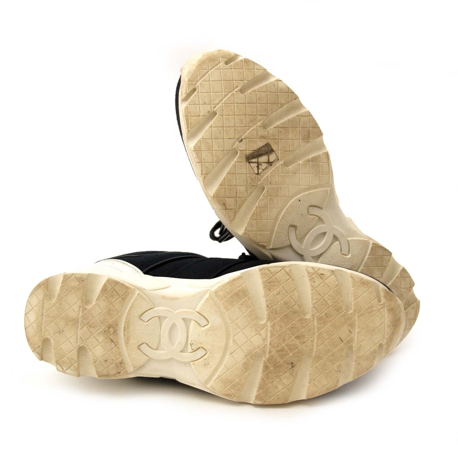 Chanel sneakers maintenant online à Labellov vintage webshop de mode