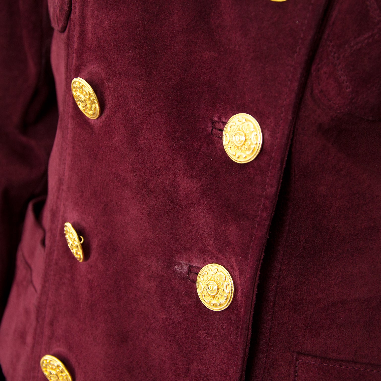 Chanel Bordeaux Nubuck Ensemble nu online op labellov.com tegen de beste prijs.