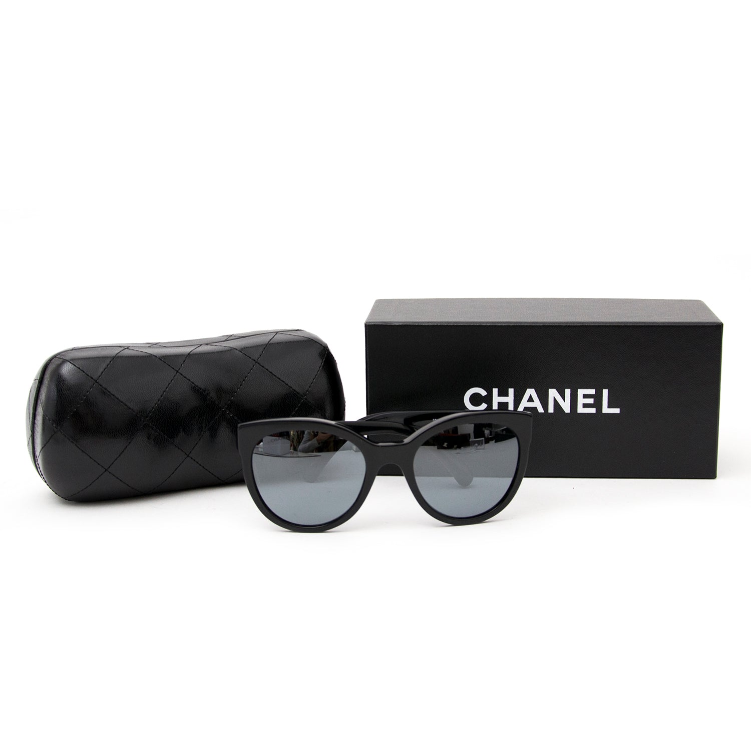 acheter en ligne seconde main sac a main Chanel Pantos Signature Sunglasses