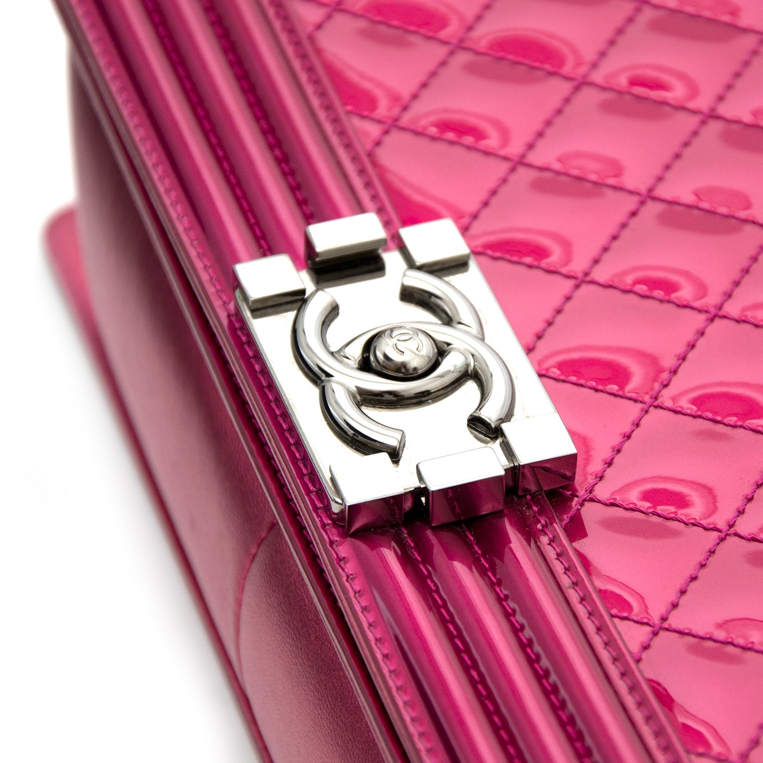 comme neuf Chanel Metallic Patent Fuchsia New Medium Boy Bag pour le meilleur prix