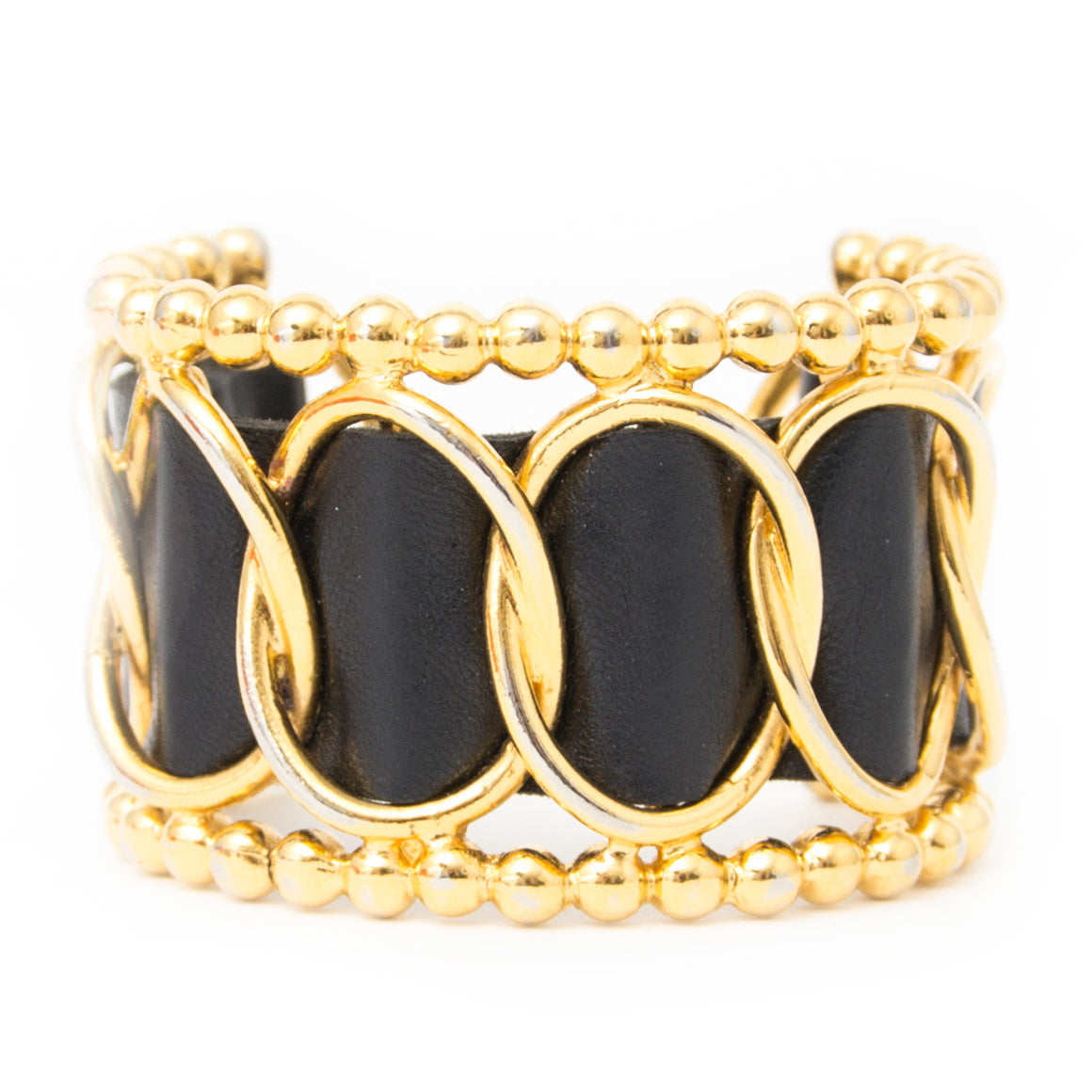 Authentieke Chanel armband voor de juiste prijs bij LabelLOV vintage webshop. Beige.Veilig online winkelen. Luxe, vintage, mode. Antwerpen, België.