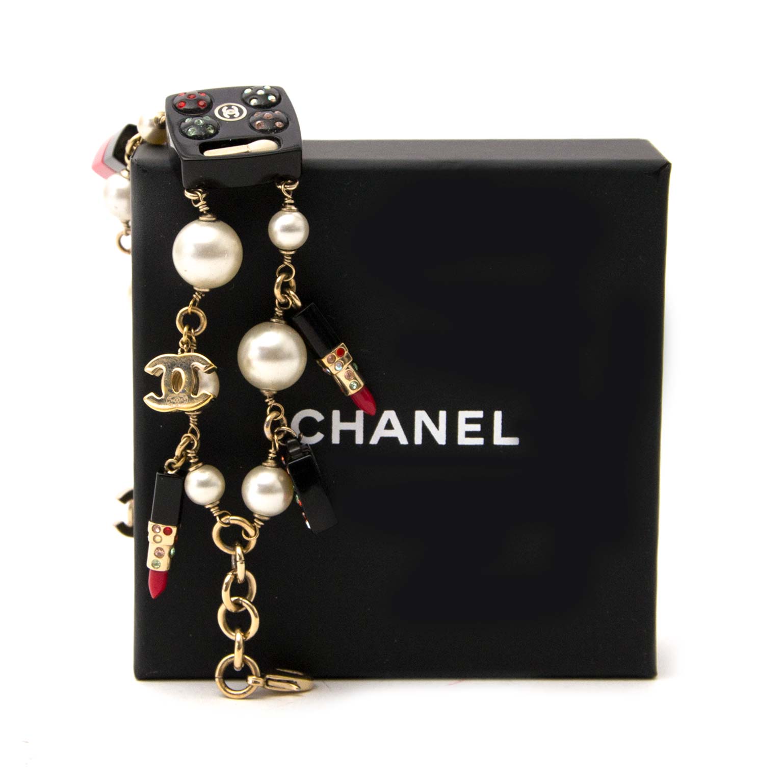 acheter en ligne chez labellov.com pour le meilleur prix chanel cosmetic charm bracelet