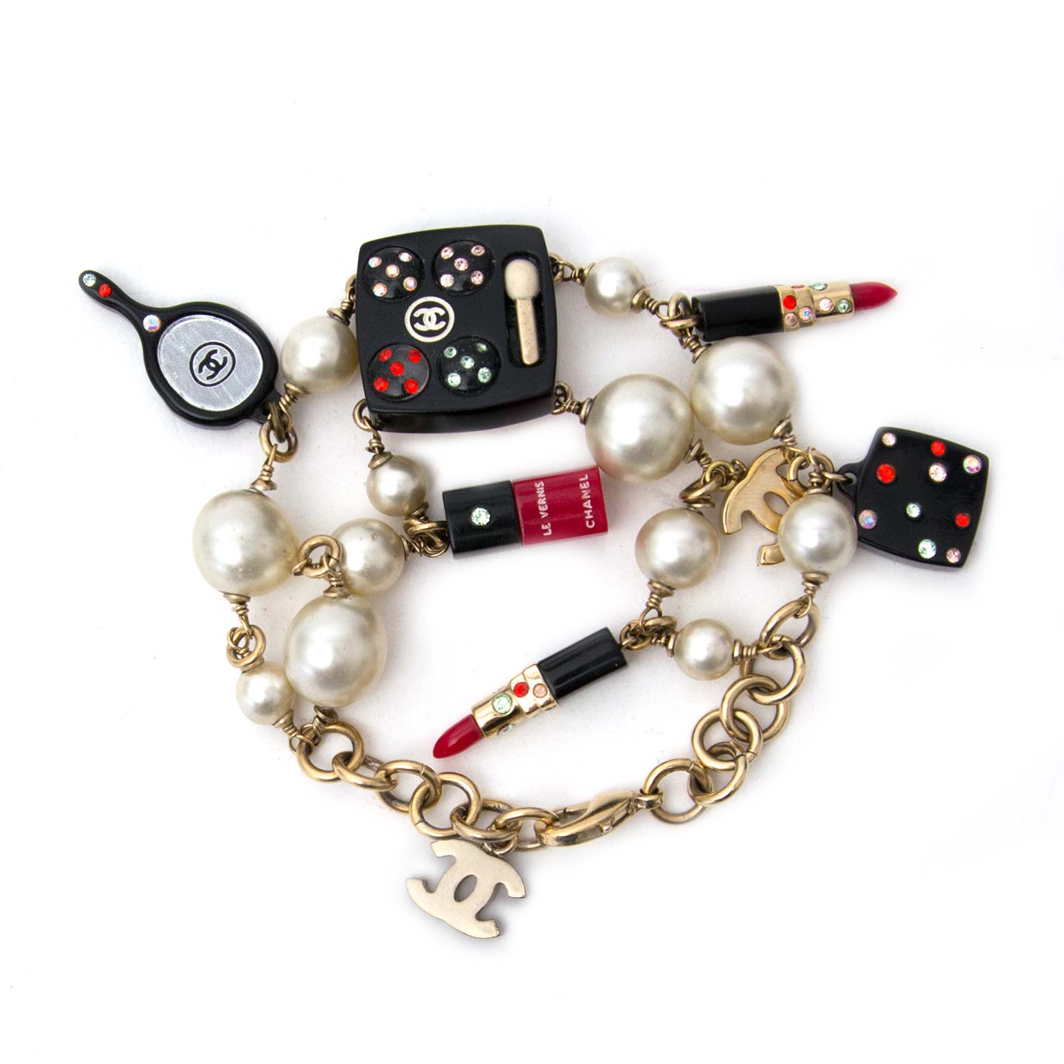 op zoek naar een chanel armband met spiegel en lippenstift bedeltjes aan? Nu te koop bij labellov.com