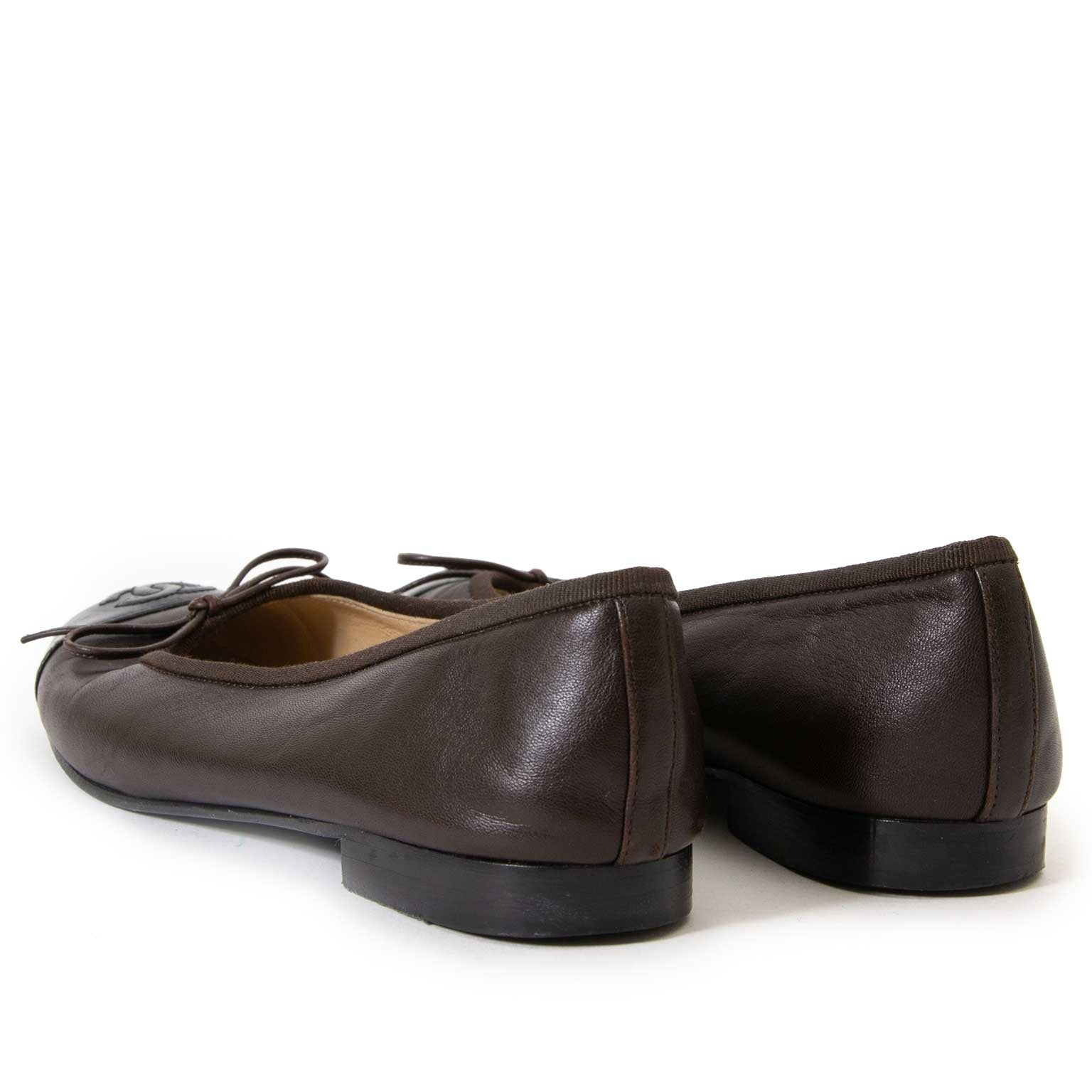 chanel black and brown cap-toe ballerinas now for sale at labellov vintage fashion webshop belgium