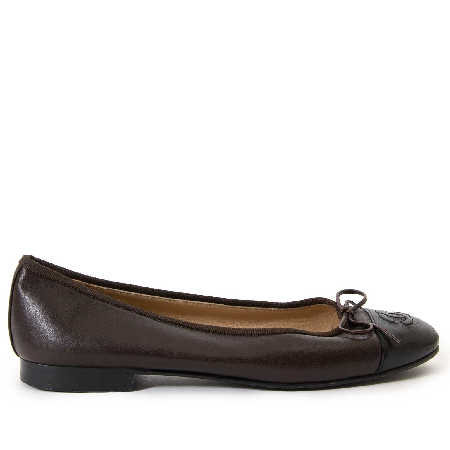 chanel black and brown cap-toe ballerinas now for sale at labellov vintage fashion webshop belgium
