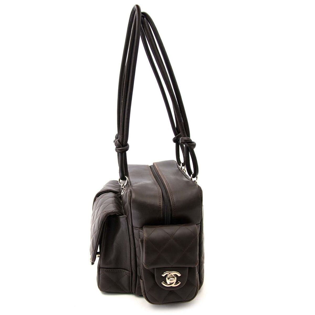 Compra una cartera Chanel con bolsas en marron de cuero muy en moda para el precio correcto en LabelLOV.