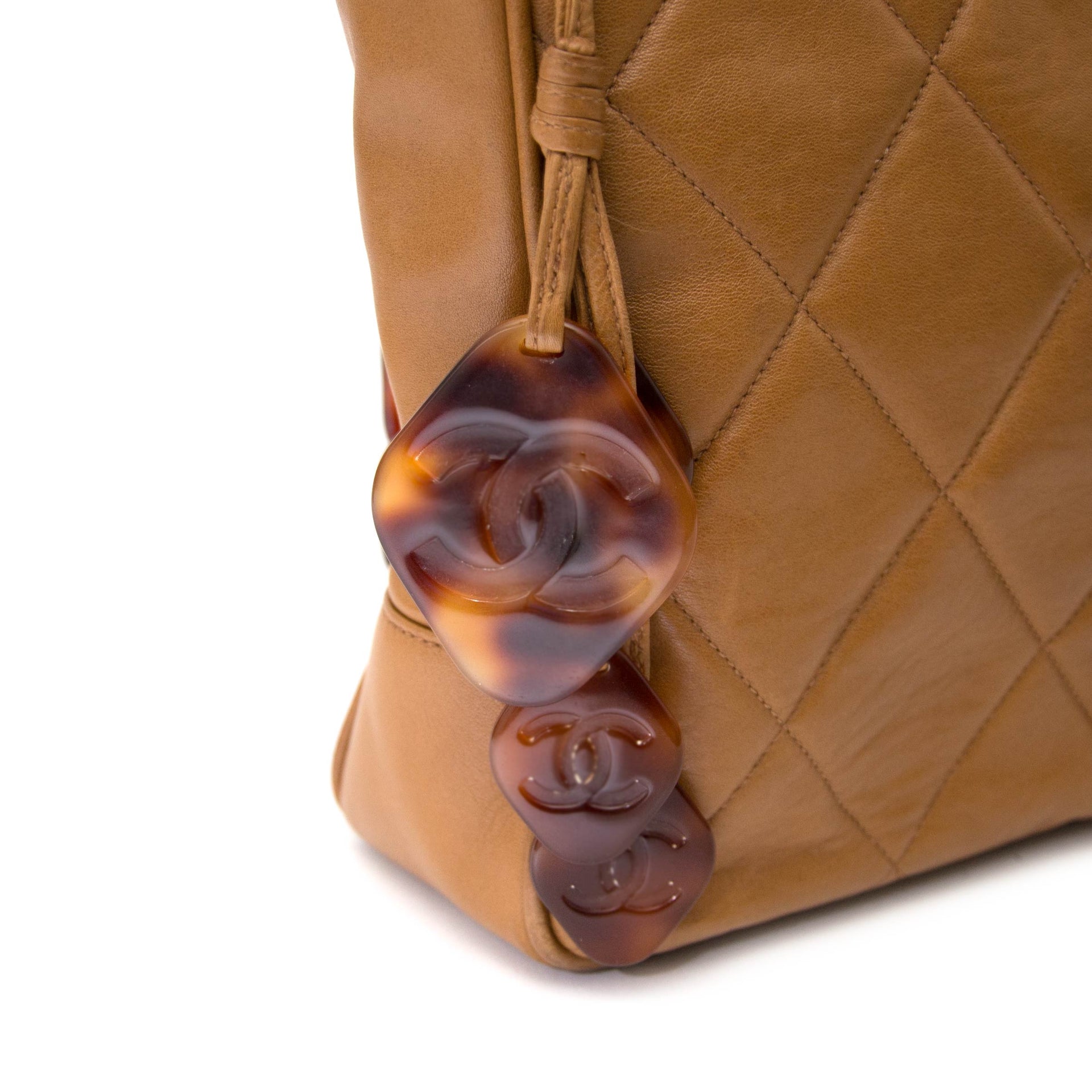 looking for a secondhand luxury Chanel Biscuit Shopping Tote ?