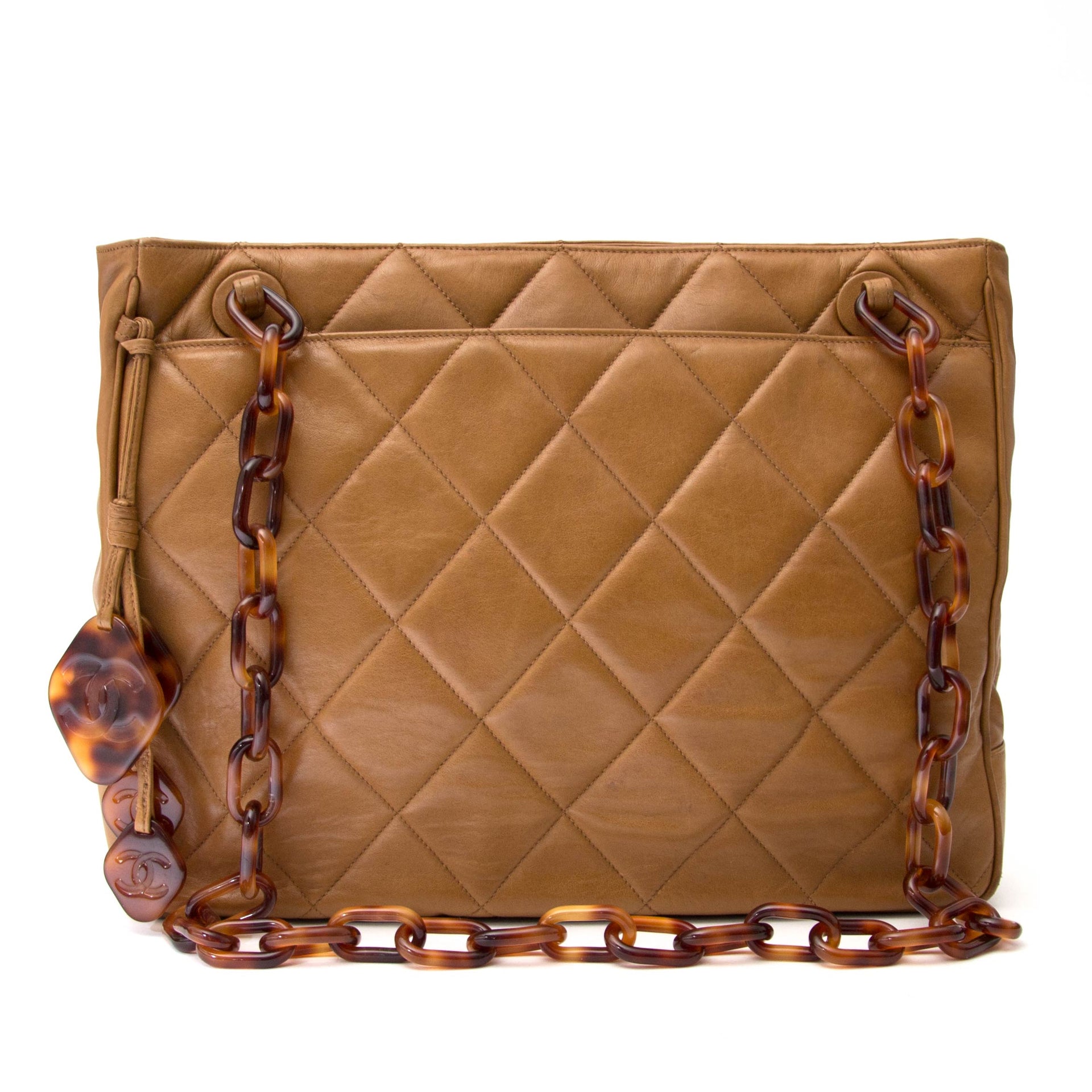 koop veilig online aan de beste prijs jouw tweedehands Chanel Biscuit Shopping Tote