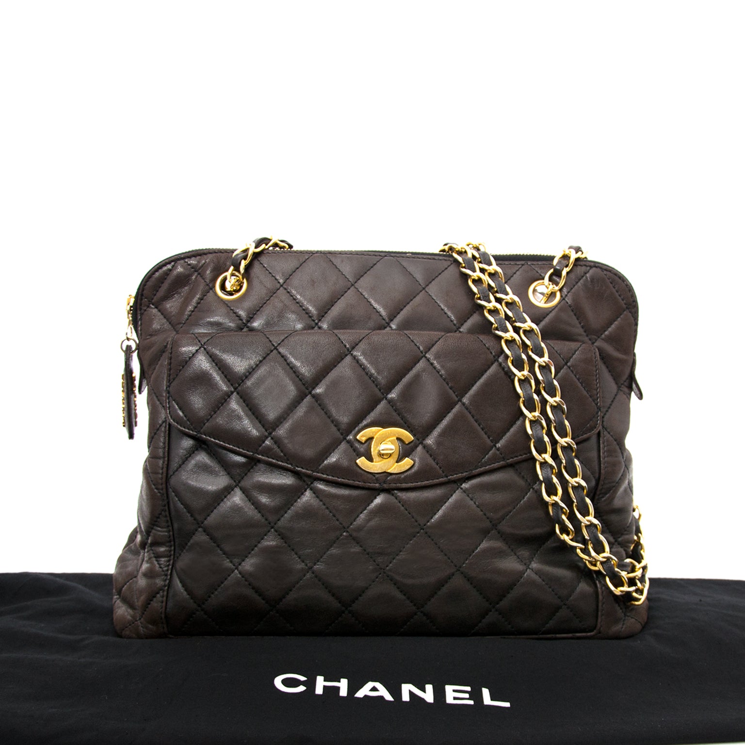 Heute können Sie diese Chanel Braune Wattierte Schulterhandtasche Aus Leder online auf Labellov.com ankaufen.