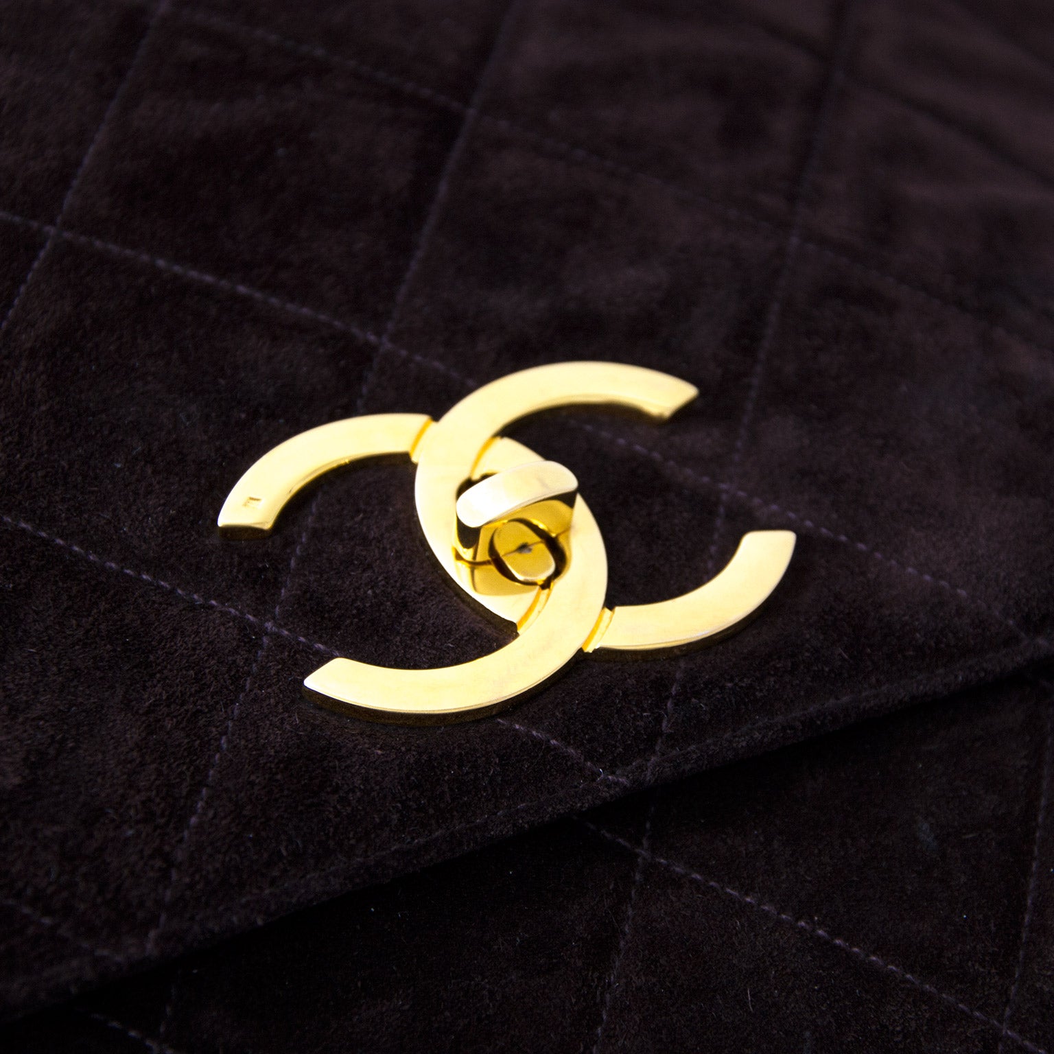 koop safe online at the best price secondhand Chanel Brown Suede Messenger Bag