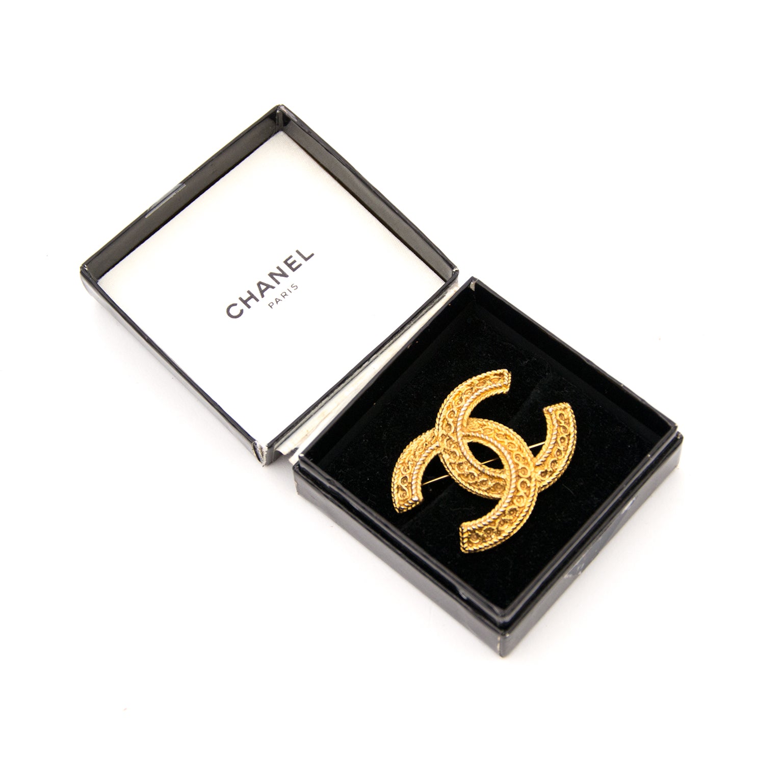 Are you looking for an authentic Chanel Gold Brooch? Buy and sell your secondhand designer handbags.