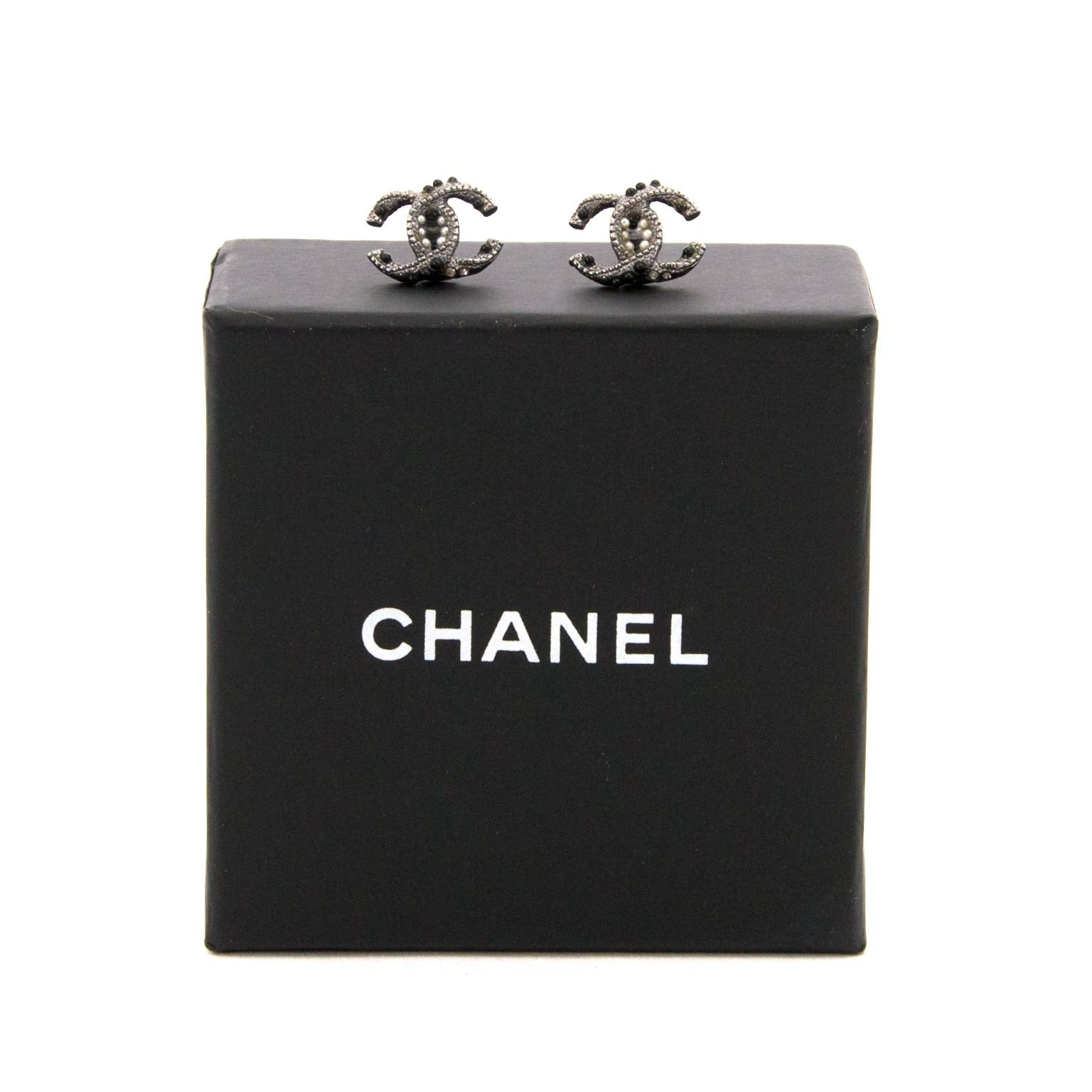 authentic second hand Chanel CC Logo Silver Earrings for sale at labellov antwerp for the best price