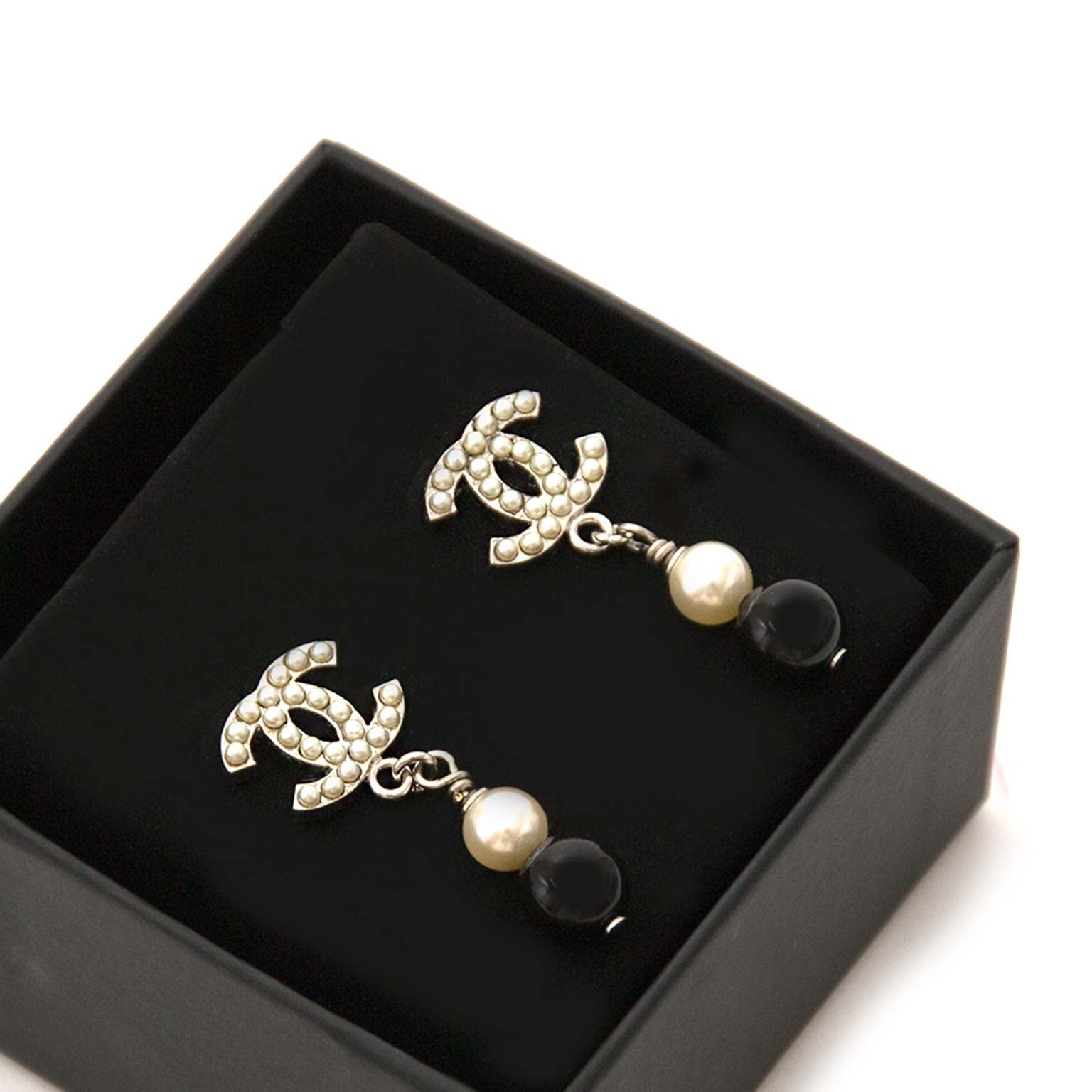 Koop authentieke Chanel Pearl Drop CC Earrings bij Labellov in Antwerpen