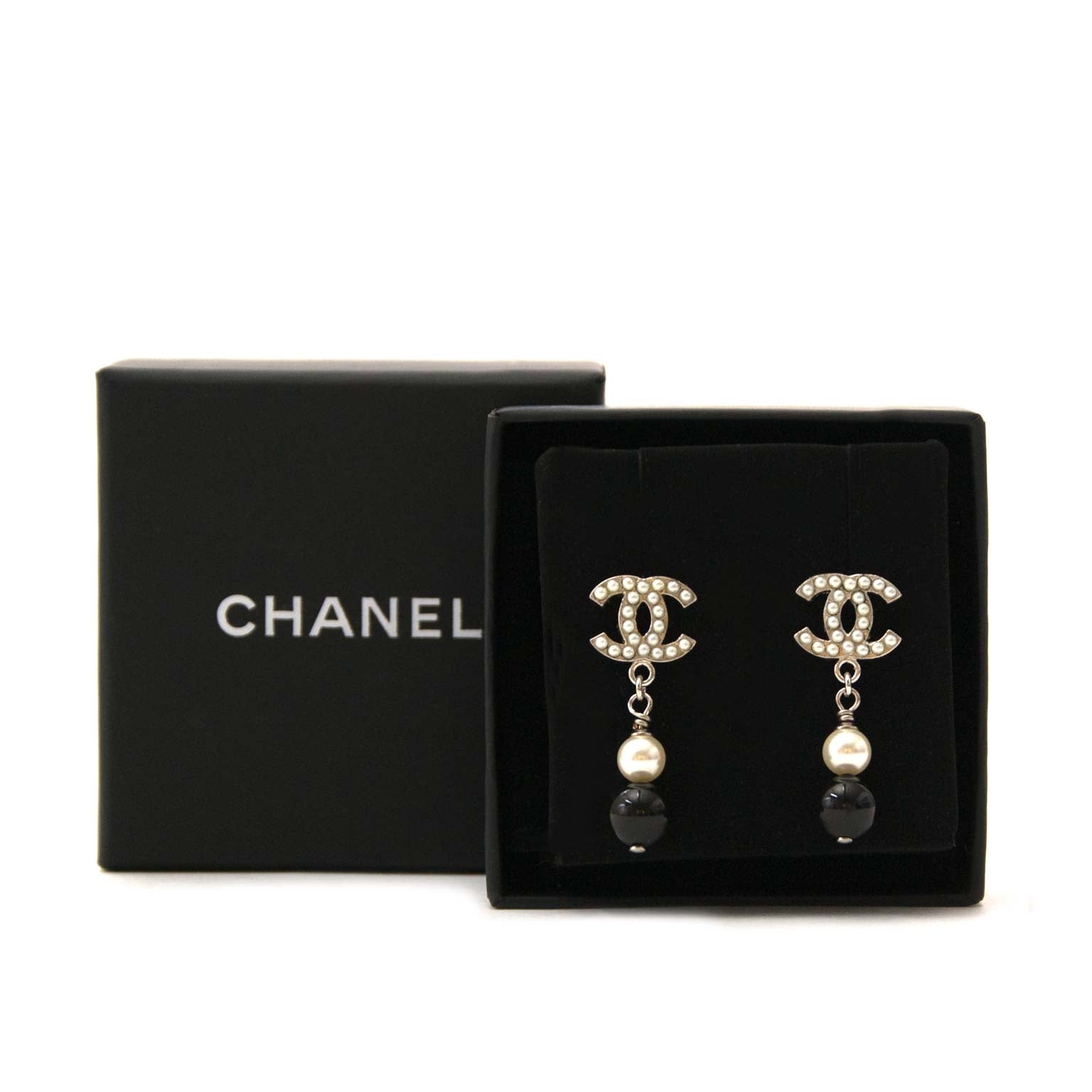 Chanel Pearl Drop CC Earrings te koop