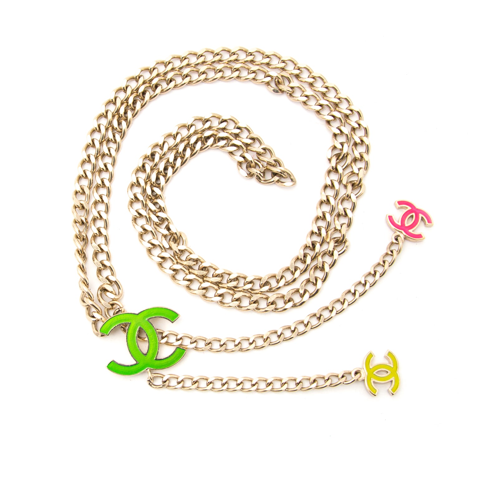 Bent u op zoek naar een authentieke Chanel Silver Fluo CC Chain Belt? Koop deze aan de beste prijs.