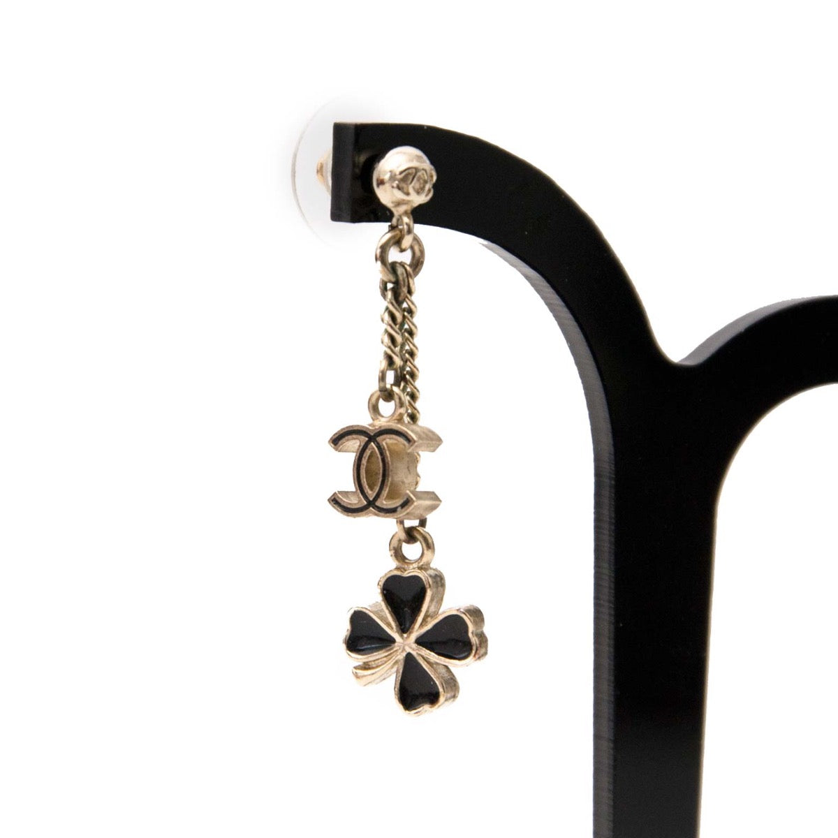 Buy and sell your designer items and give them a secondlife. Buy these Chanel Clover CC logo Drop Earrings for a reasonable price at Labellov online or in store