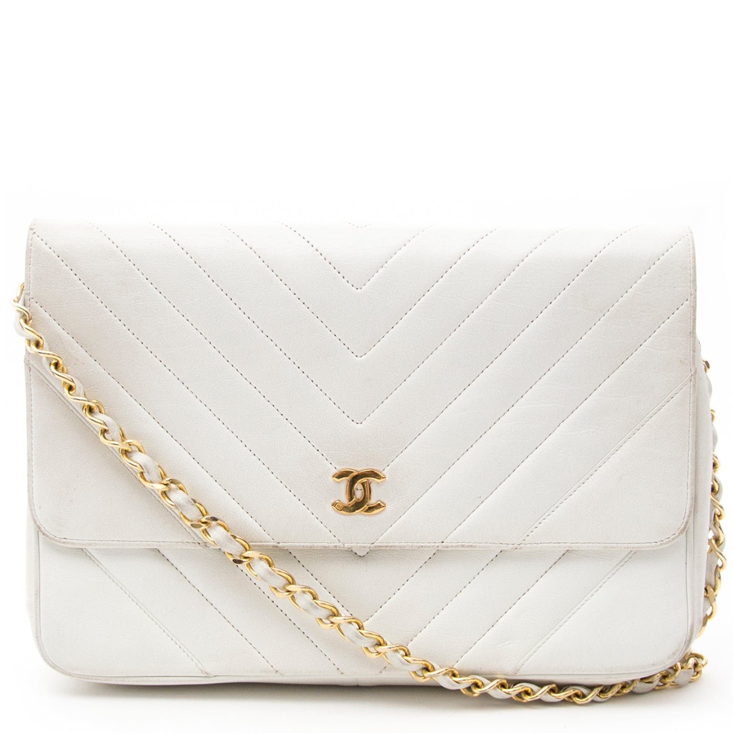 Vintage Chanel snow white handbag for the best price at Labellov webshop. Safe and secure online shopping with 100% authenticity. Vintage Chanel blanc comme neige sac à main pour le meilleur prix.