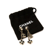Chanel Clover CC Logo Drop Earrings Buy authentic designer Chanel secondhand earrings at Labellov at the best price. Safe and secure shopping. Koop tweedehands authentieke Chanel oorbellen bij designer webwinkel labellov.