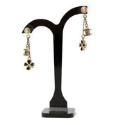 Chanel Clover CC Logo Drop Earrings Buy authentic designer Chanel secondhand earrings at Labellov at the best price. Safe and secure shopping. Koop tweedehands authentieke Chanel oorbellen bij designer webwinkel labellov.
