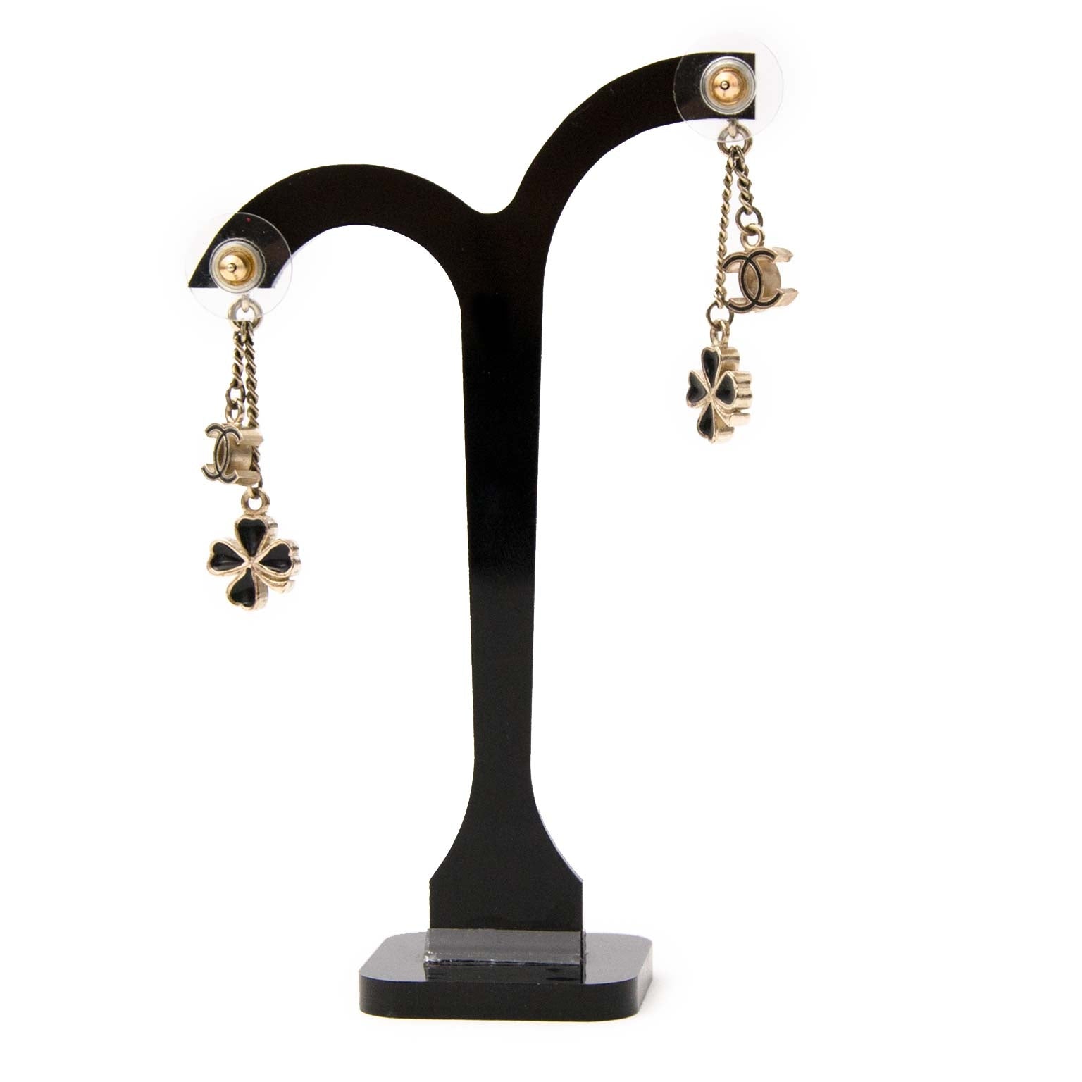 Chanel Clover CC Logo Drop Earrings Buy authentic designer Chanel secondhand earrings at Labellov at the best price. Safe and secure shopping. Koop tweedehands authentieke Chanel oorbellen bij designer webwinkel labellov.